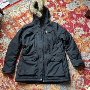 Fjallraven Nuuk Parka faux fur hood
